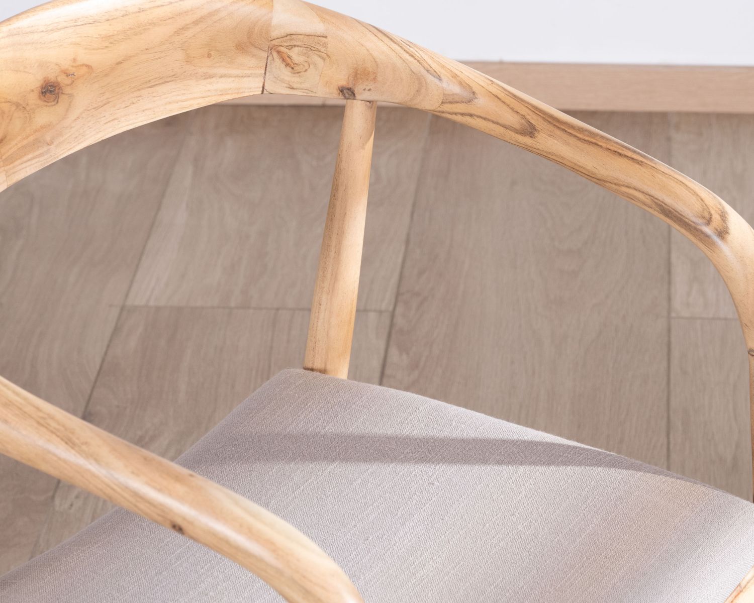 Lot de 2 chaises de repas épurées en acacia avec assise tissu beige "Vogue"