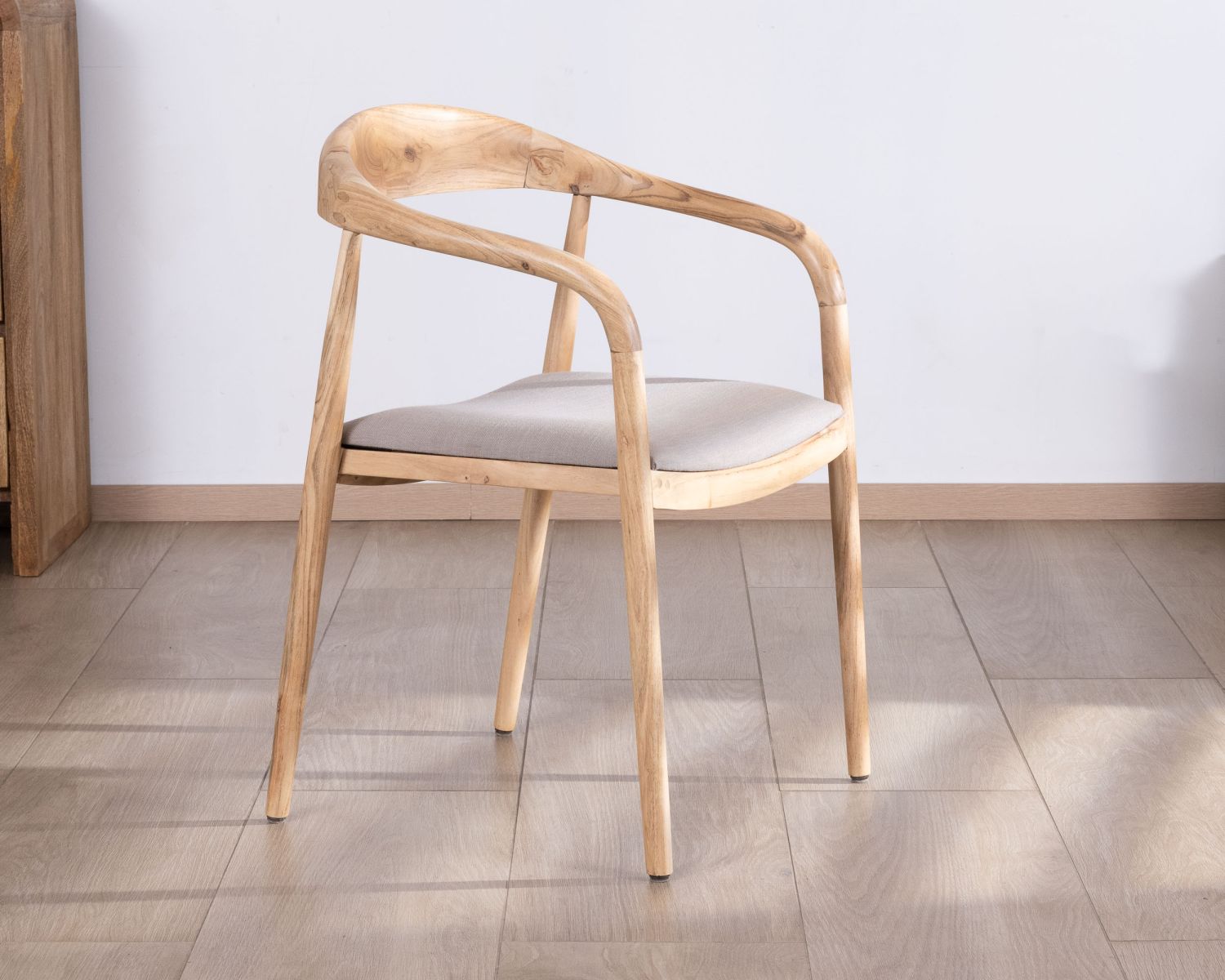 Lot de 2 chaises de repas épurées en acacia avec assise tissu beige "Vogue"