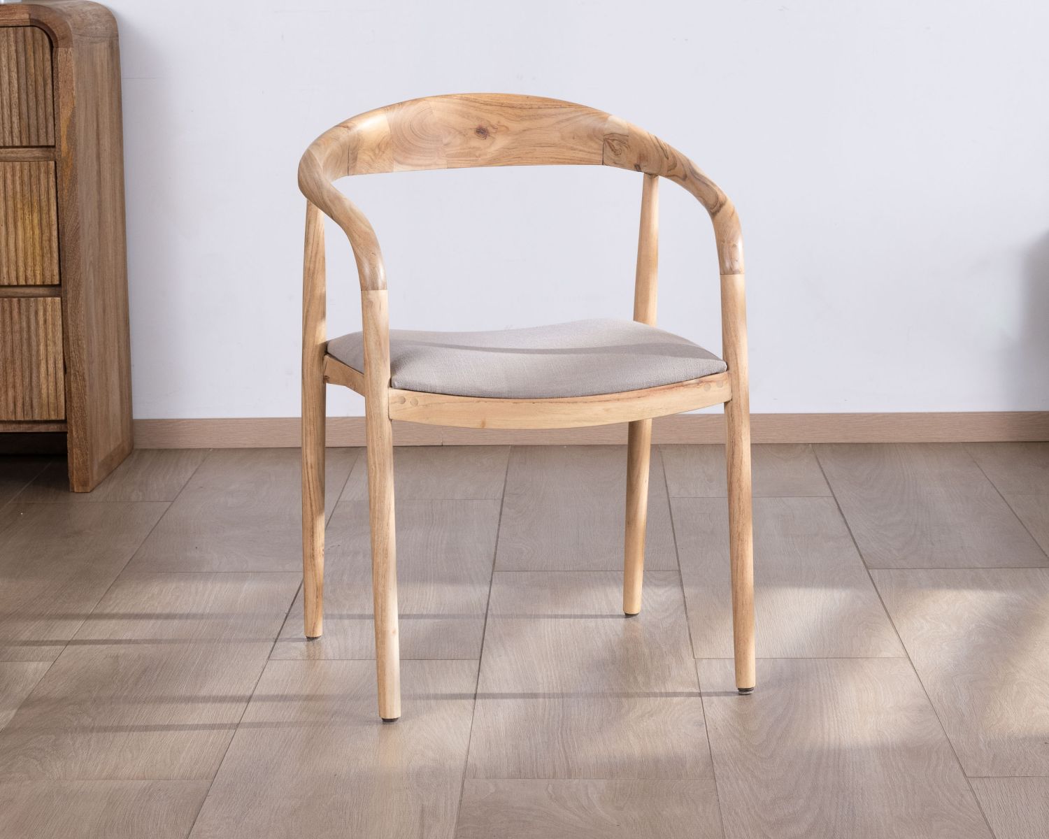 Lot de 2 chaises de repas épurées en acacia avec assise tissu beige "Vogue"