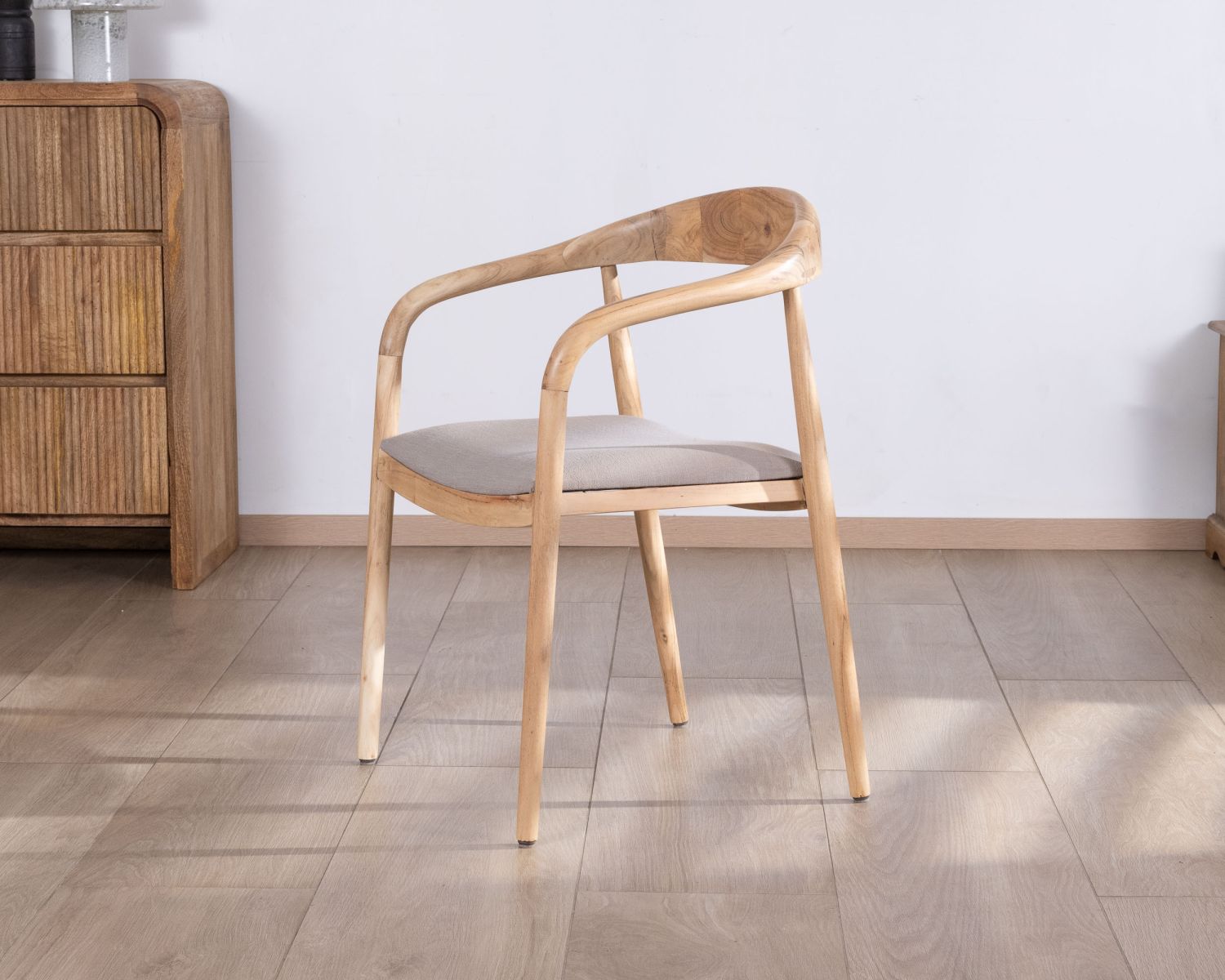 Lot de 2 chaises de repas épurées en acacia avec assise tissu beige "Vogue"