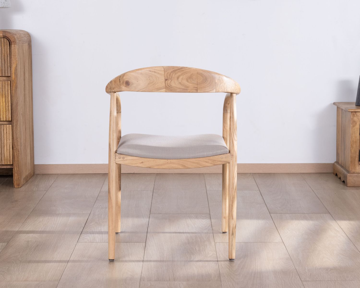 Lot de 2 chaises de repas épurées en acacia avec assise tissu beige "Vogue"