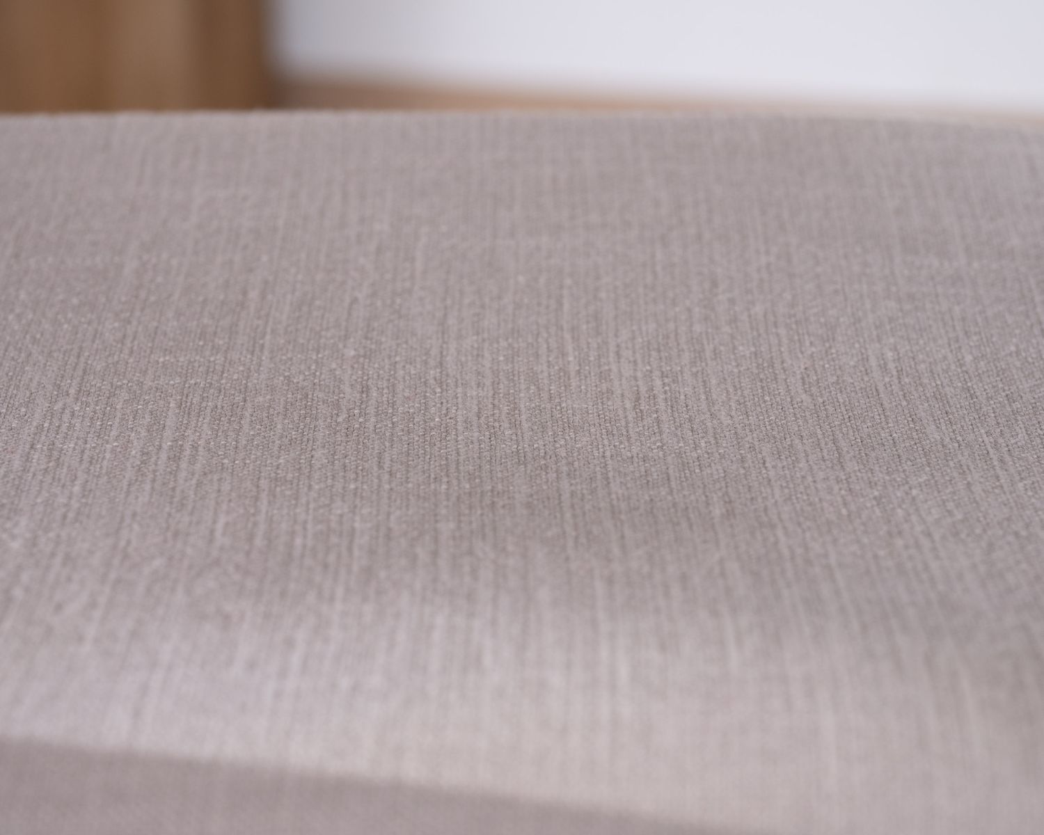 Lot de 2 chaises de repas épurées en acacia avec assise tissu beige "Vogue"