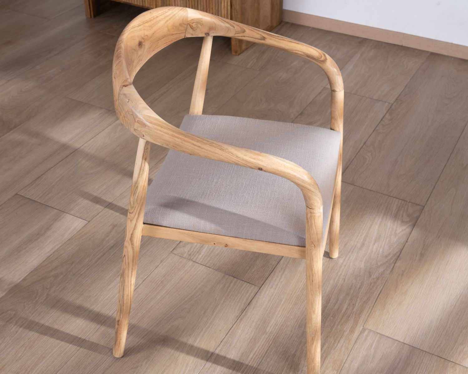 Lot de 2 chaises de repas épurées en acacia avec assise tissu beige "Vogue"