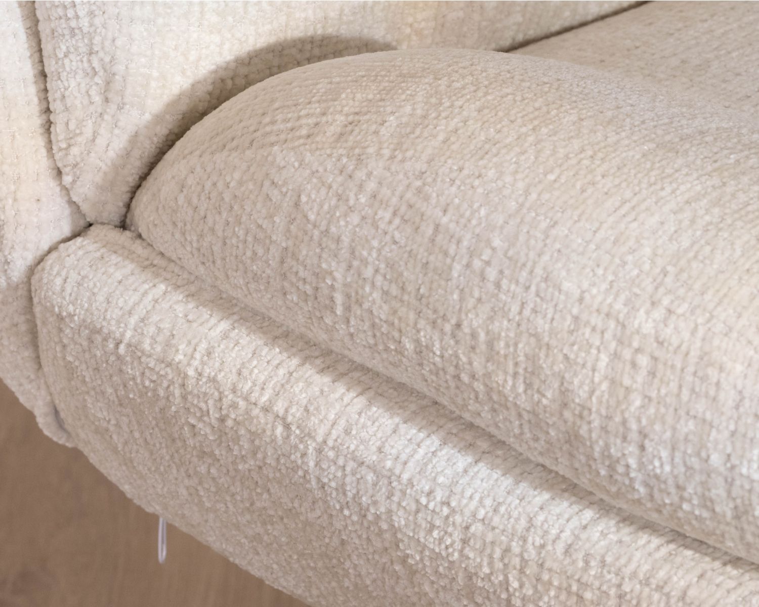 Fauteuil lounge pivotant “Panama” en tissu bouclettes écru esprit scandinave