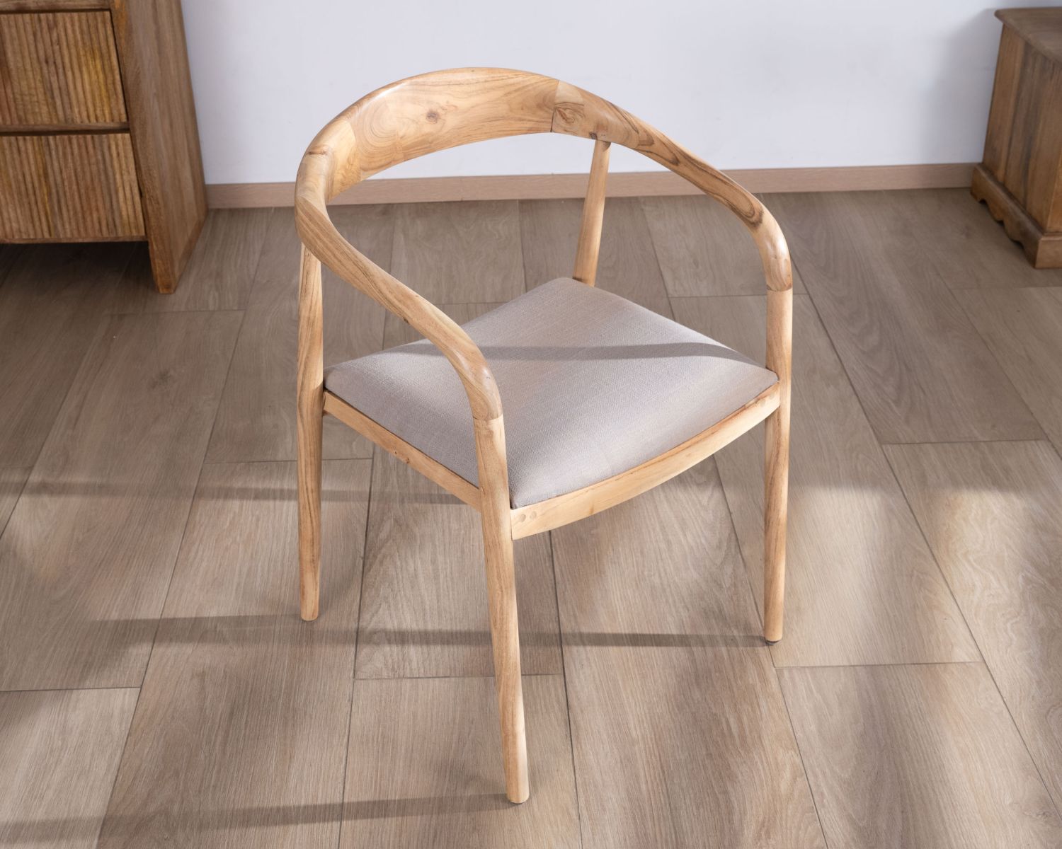 Lot de 2 chaises de repas épurées en acacia avec assise tissu beige "Vogue"