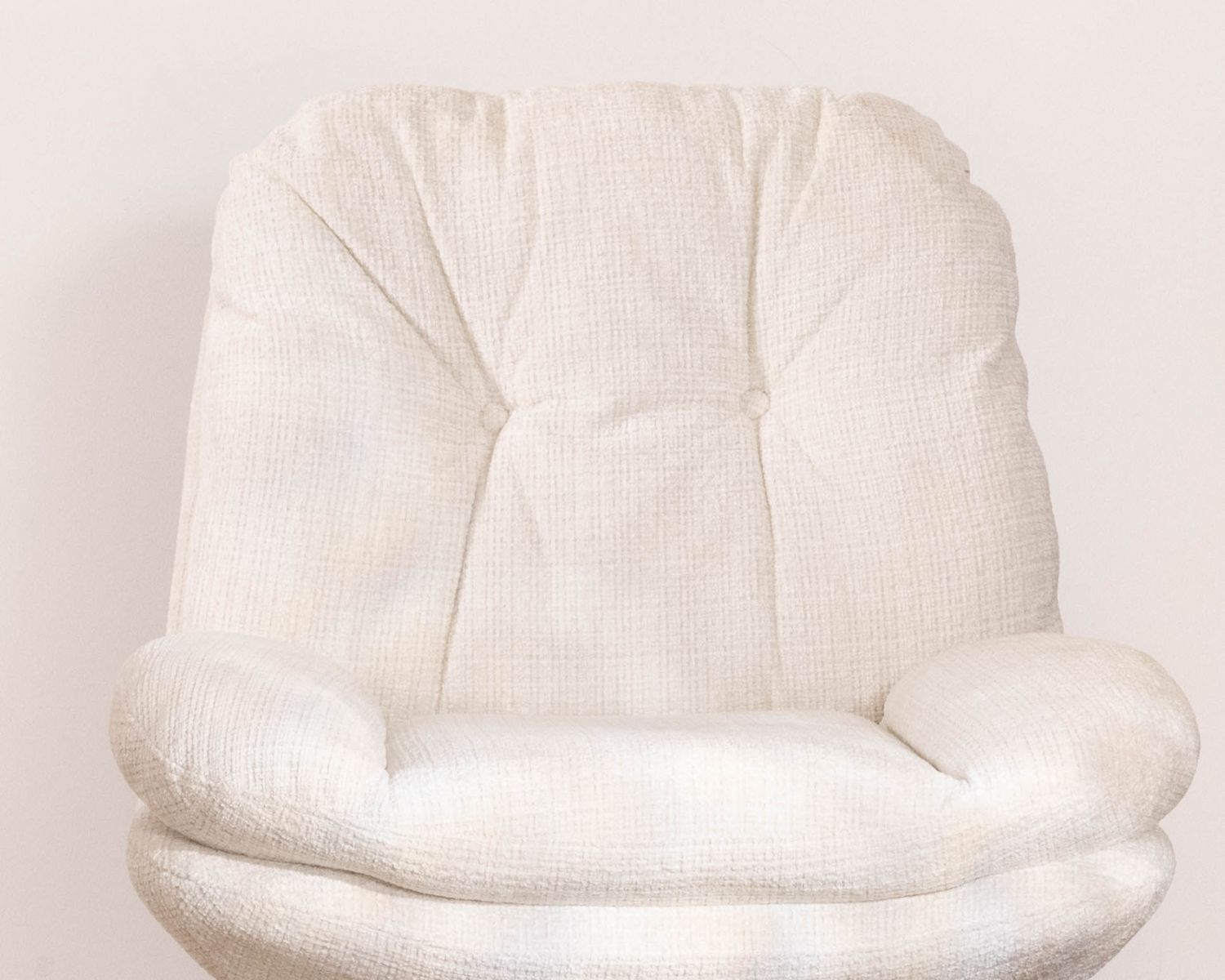 Fauteuil lounge pivotant “Panama” en tissu bouclettes écru esprit scandinave