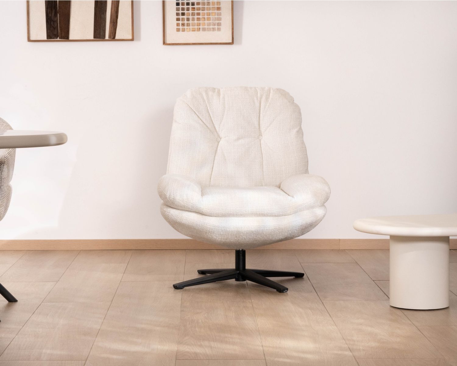 Fauteuil lounge pivotant “Panama” en tissu bouclettes écru esprit scandinave