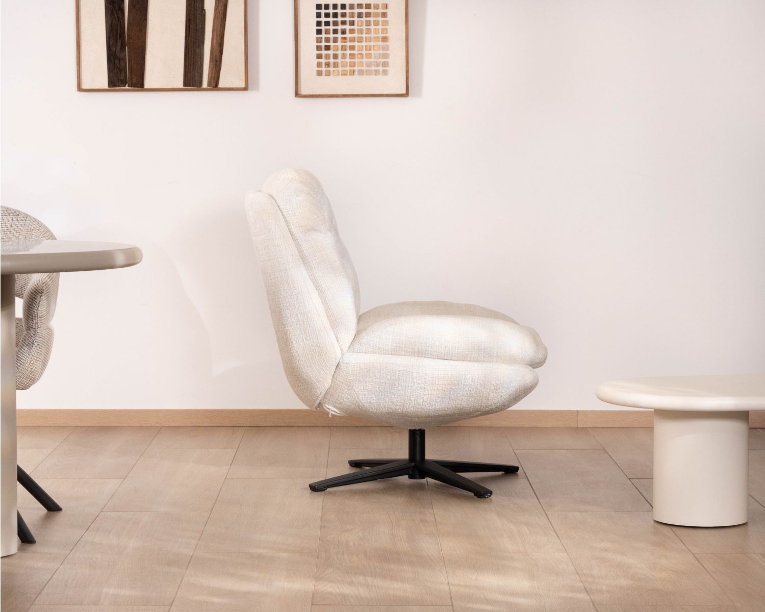 Fauteuil lounge pivotant “Panama” en tissu bouclettes écru esprit scandinave