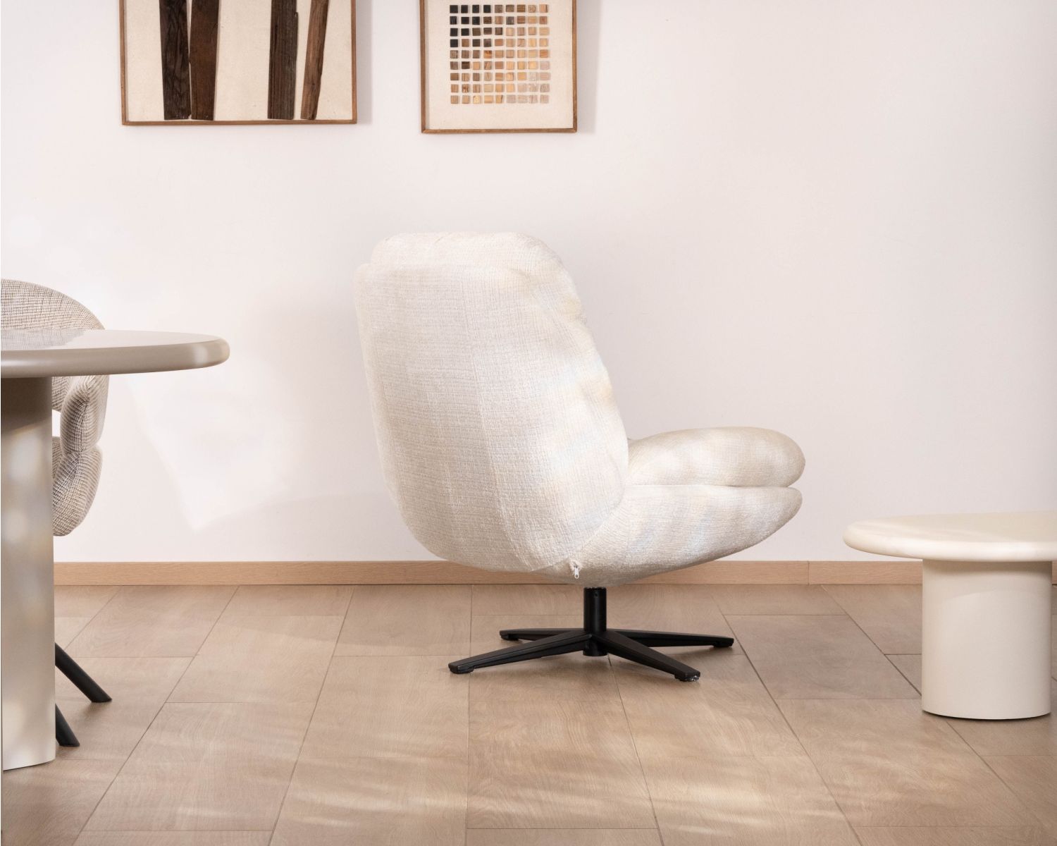 Fauteuil lounge pivotant “Panama” en tissu bouclettes écru esprit scandinave