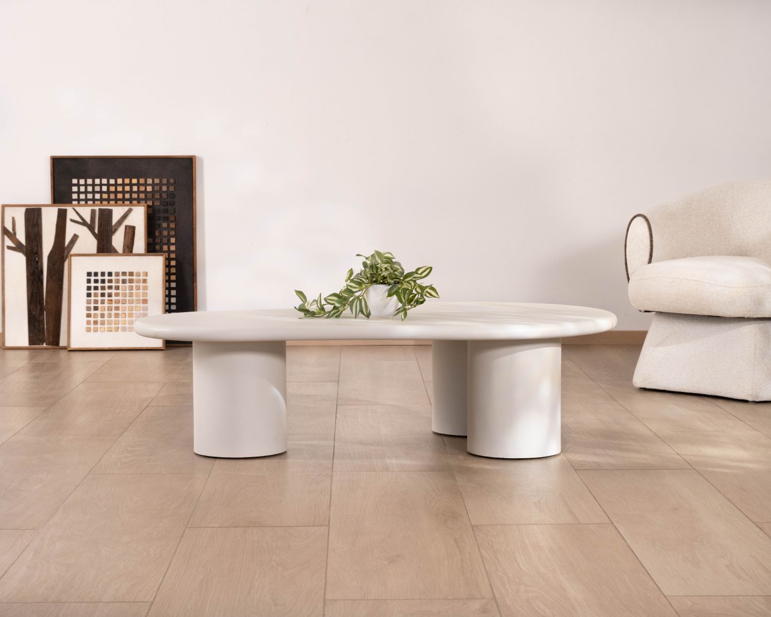 Table basse forme organique en micro-ciment teinté crème "Naura"
