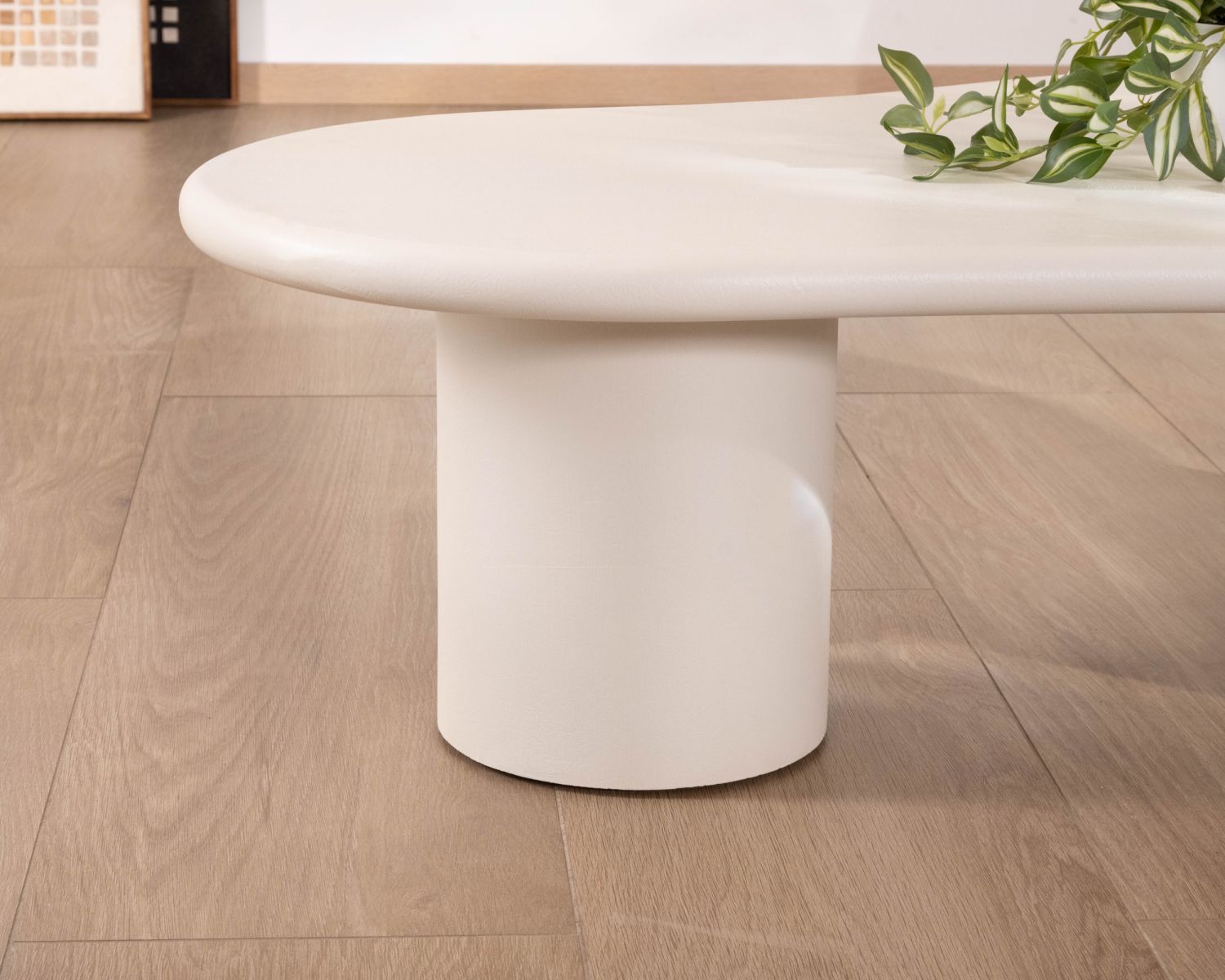 Table basse forme organique en micro-ciment teinté crème "Naura"