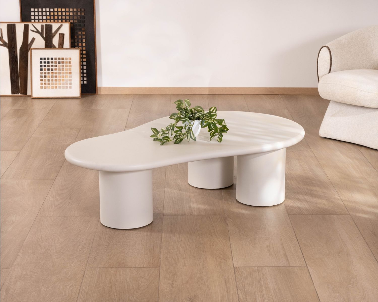 Table basse forme organique en micro-ciment teinté crème "Naura"