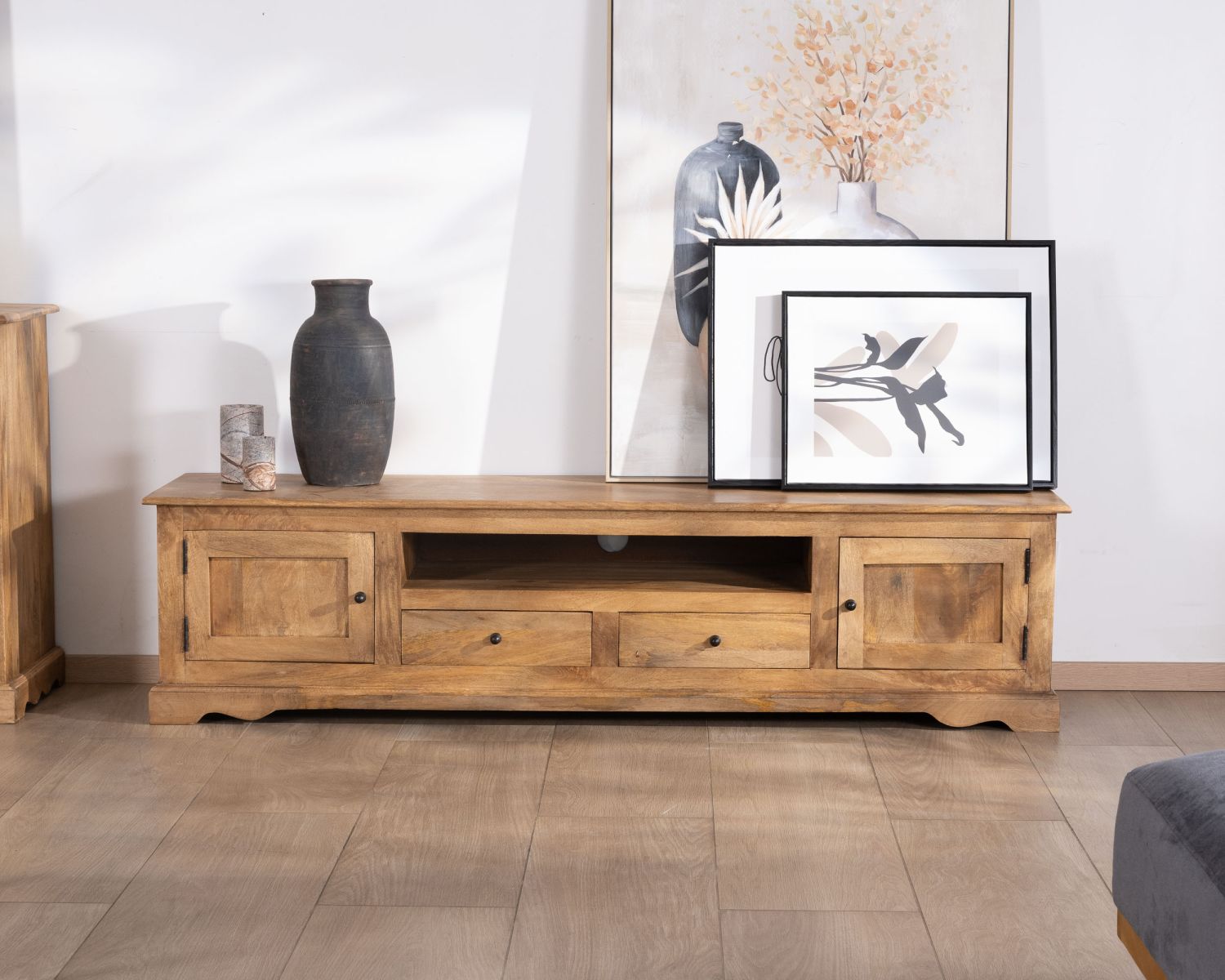 Grand meuble télé 180 cm style campagne chic en manguier "Sarah"