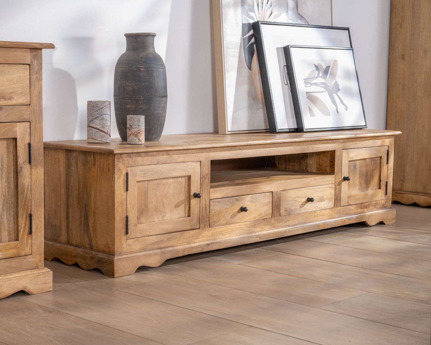 Grand meuble télé 180 cm style campagne chic en manguier "Sarah"