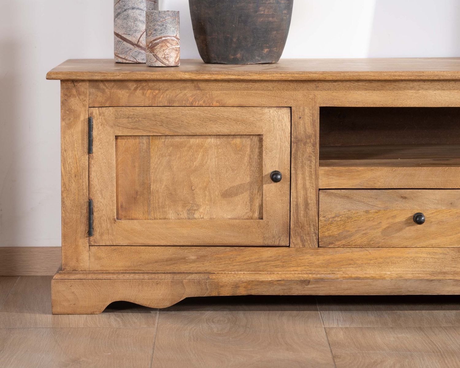 Grand meuble télé 180 cm style campagne chic en manguier "Sarah"