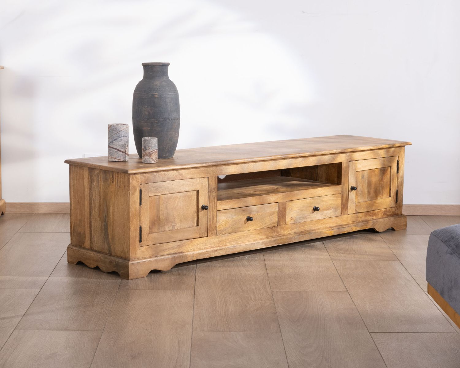 Grand meuble télé 180 cm style campagne chic en manguier "Sarah"