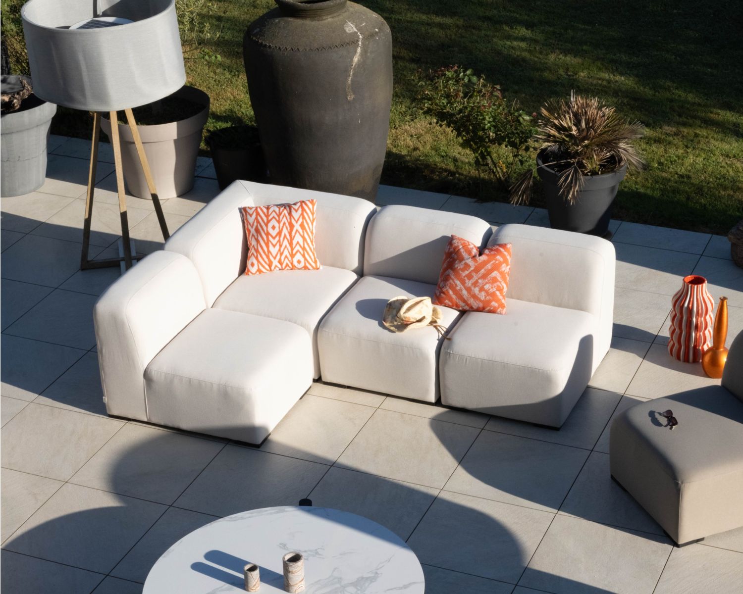 Elément d'assise pour canapé d'extérieur modulaire en tissu blanc "Miroly Bay" design organique