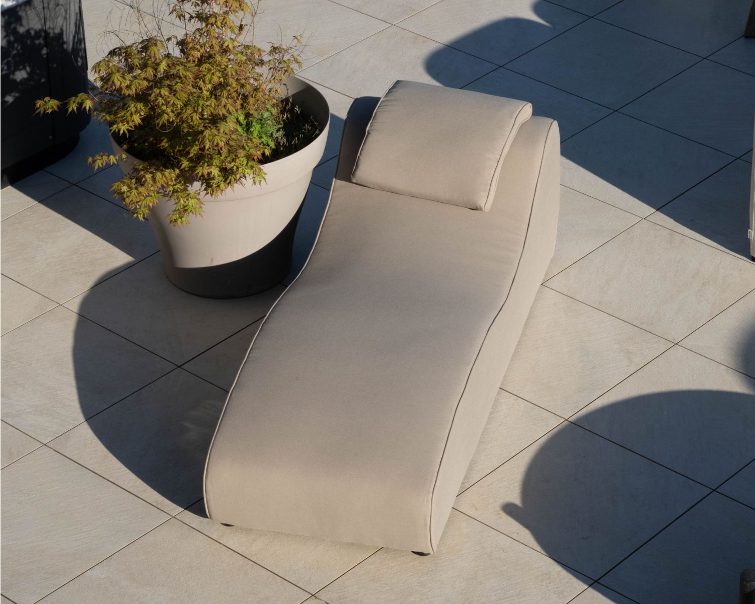 Bain de soleil en tissu spécial outdoor design organique "Miroly bay" coloris taupe