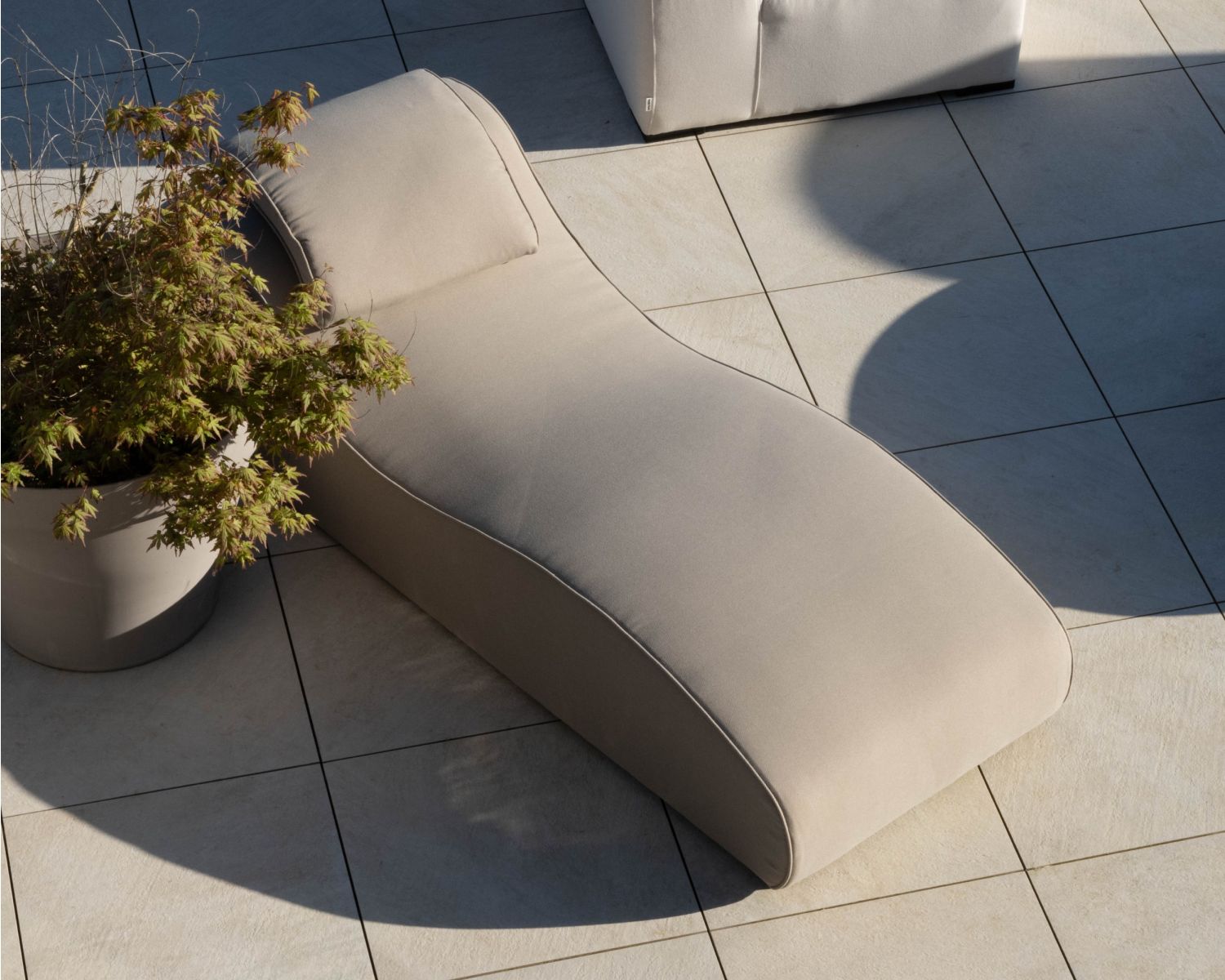 Bain de soleil en tissu spécial outdoor design organique "Miroly bay" coloris taupe