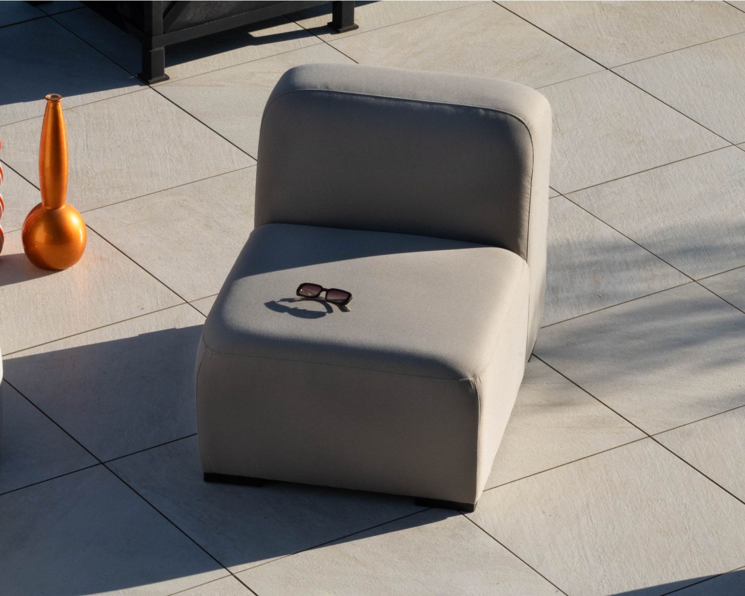 Elément d'assise pour canapé d'extérieur modulaire en tissu taupe "Miroly Bay" design organique