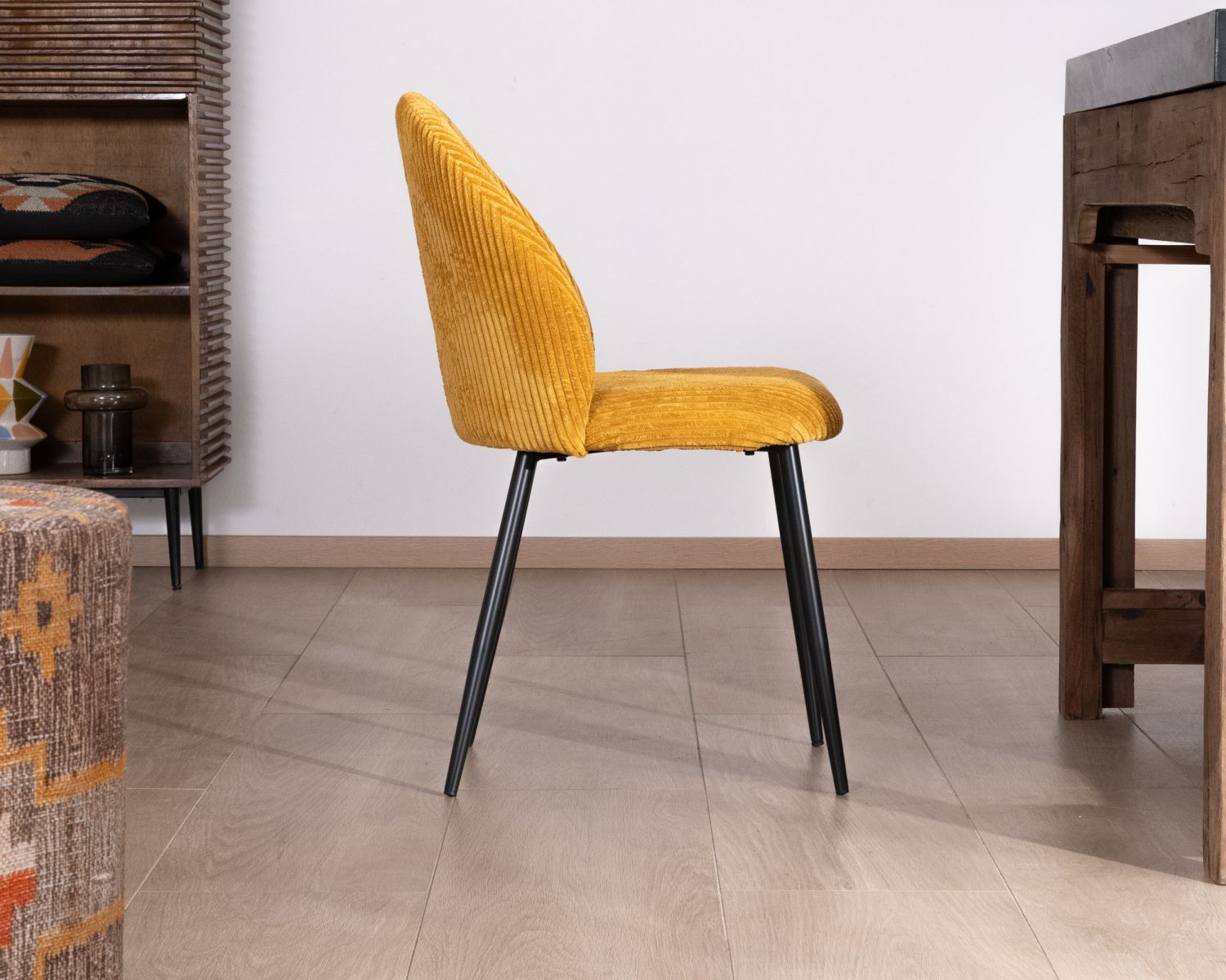 Lot de 4 chaises de repas en velours moutarde et pieds en métal noir "Bellot" esprit vintage