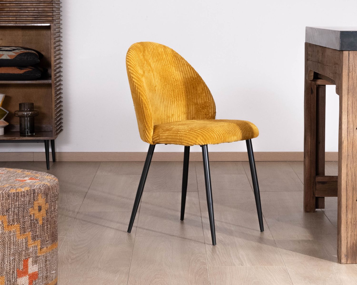 Lot de 4 chaises de repas en velours moutarde et pieds en métal noir "Bellot" esprit vintage