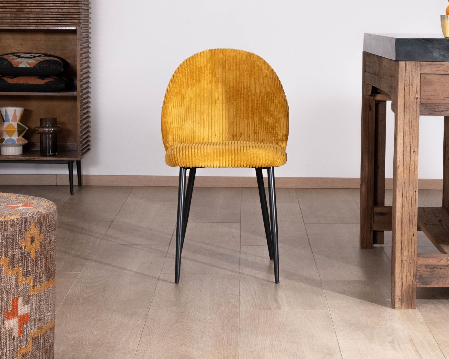 Lot de 4 chaises de repas en velours moutarde et pieds en métal noir "Bellot" esprit vintage