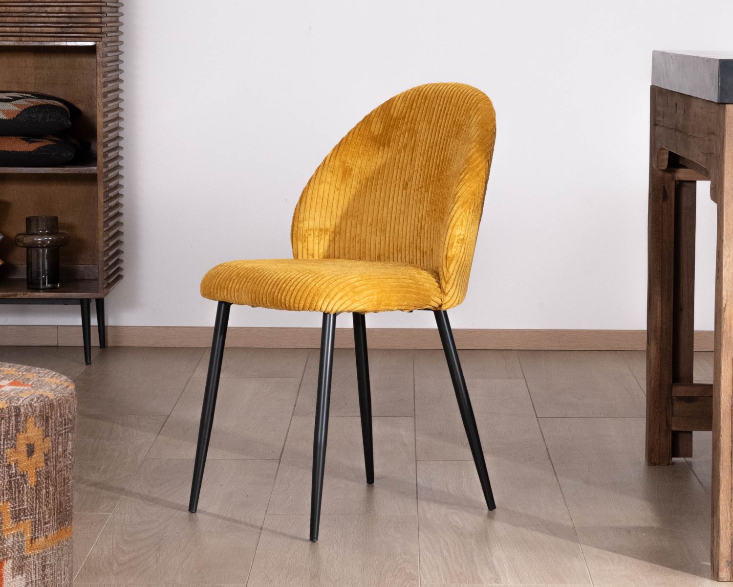 Lot de 4 chaises de repas en velours moutarde et pieds en métal noir "Bellot" esprit vintage