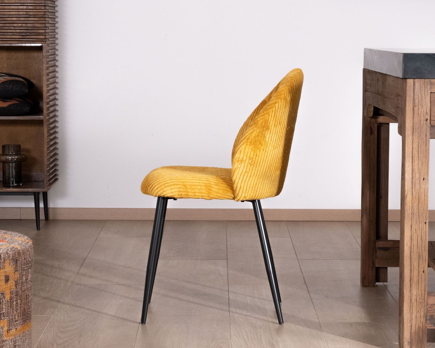 Lot de 4 chaises de repas en velours moutarde et pieds en métal noir "Bellot" esprit vintage