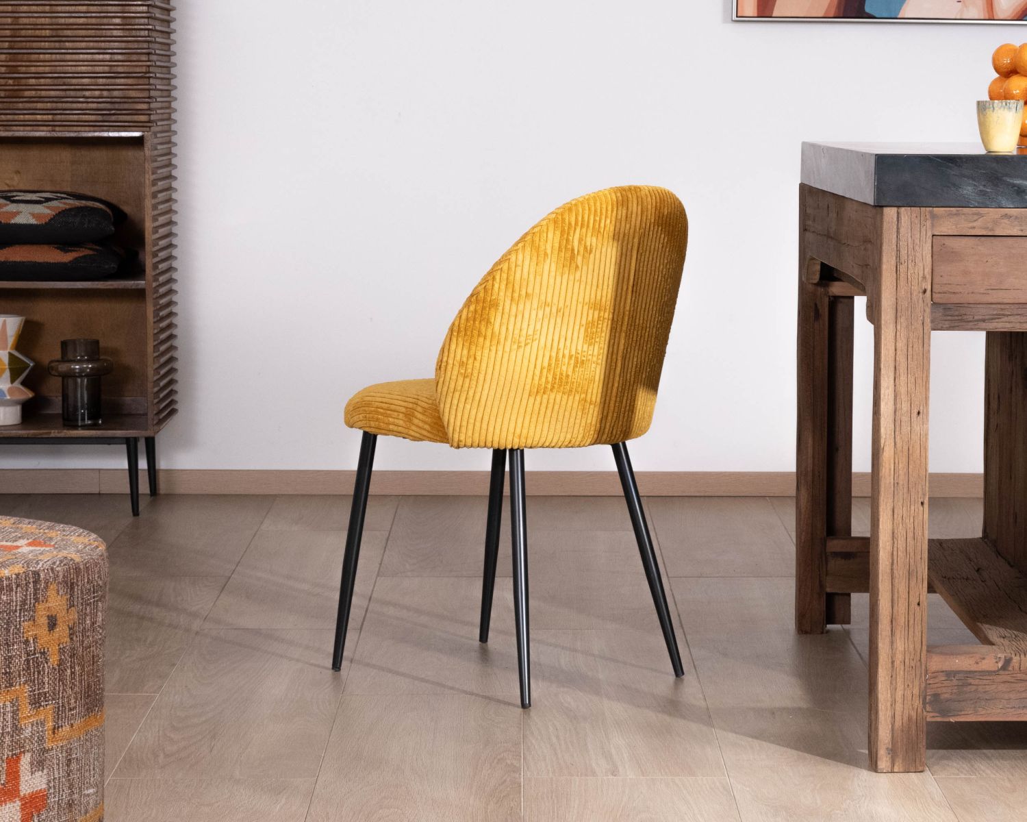 Lot de 4 chaises de repas en velours moutarde et pieds en métal noir "Bellot" esprit vintage