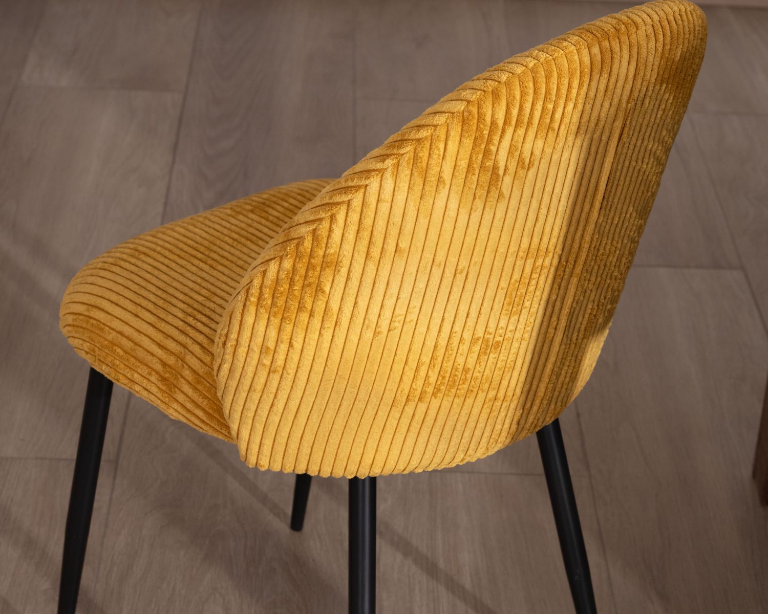 Lot de 4 chaises de repas en velours moutarde et pieds en métal noir "Bellot" esprit vintage