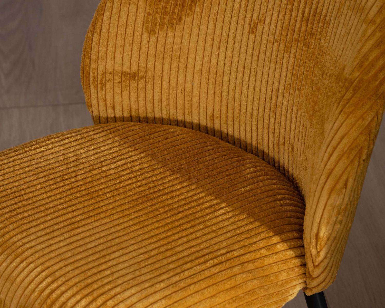 Lot de 4 chaises de repas en velours moutarde et pieds en métal noir "Bellot" esprit vintage