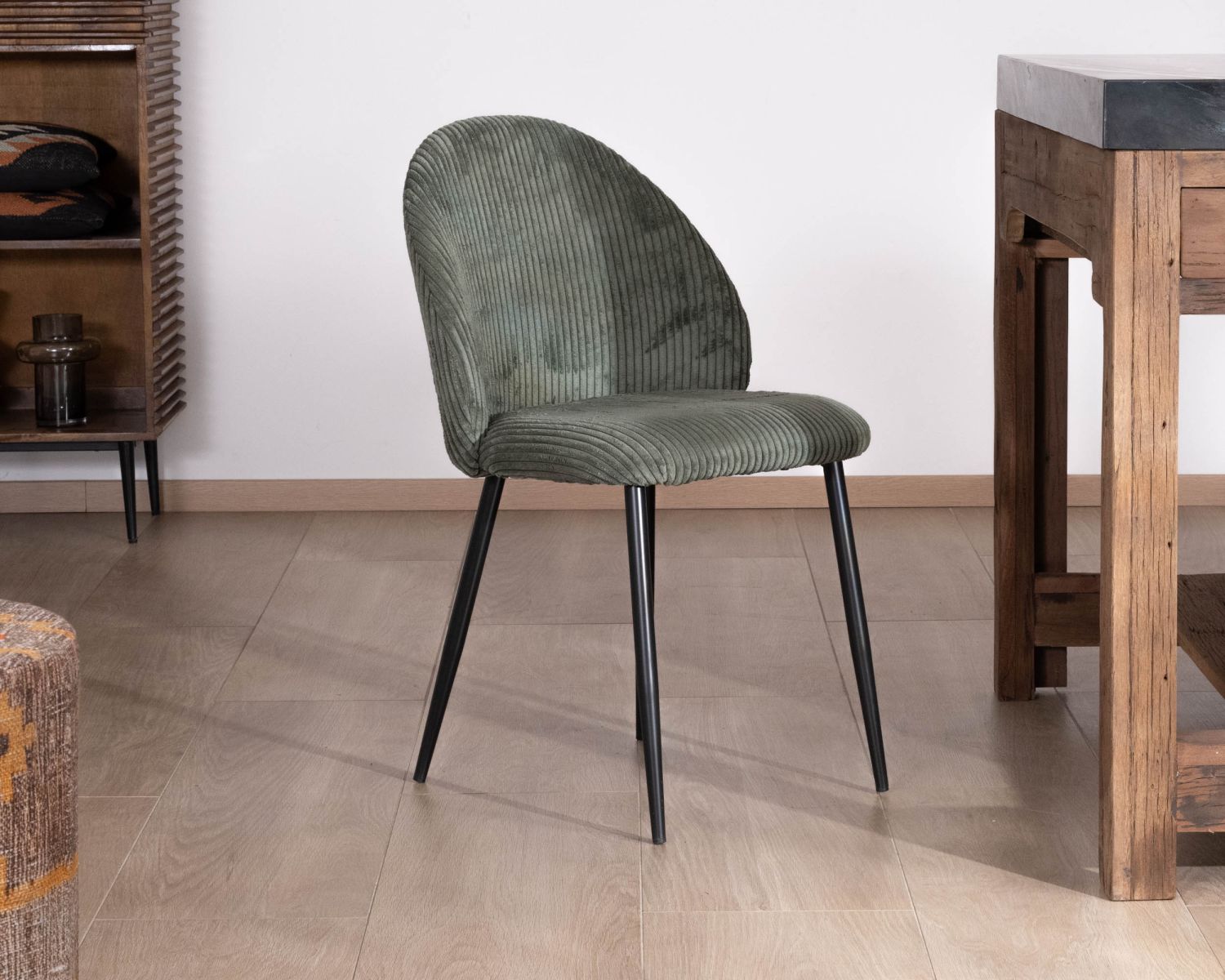 Lot de 4 chaises de repas en velours vert sauge foncé "Bellot" esprit vintage