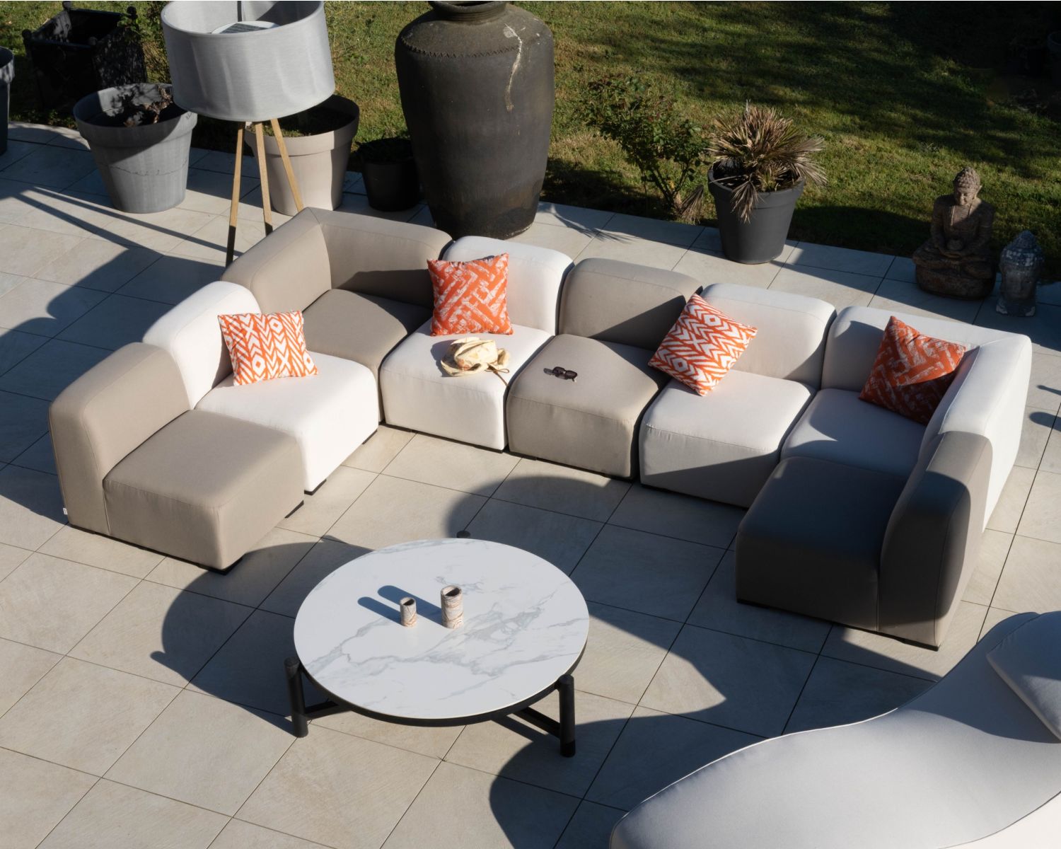 Elément d'assise pour canapé d'extérieur modulaire en tissu taupe "Miroly Bay" design organique