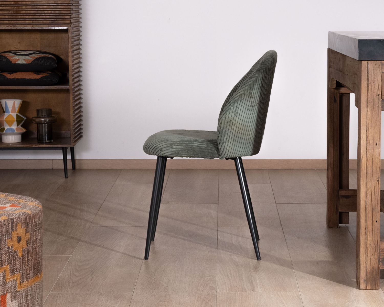 Lot de 4 chaises de repas en velours vert sauge foncé "Bellot" esprit vintage