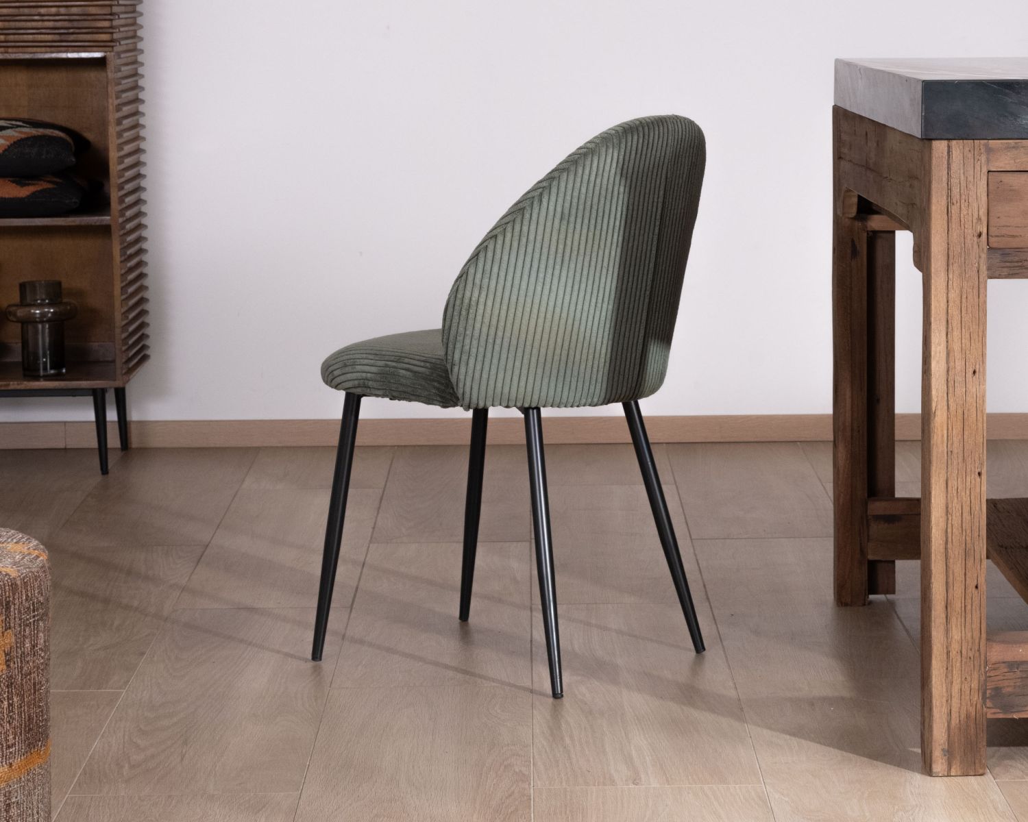 Lot de 4 chaises de repas en velours vert sauge foncé "Bellot" esprit vintage