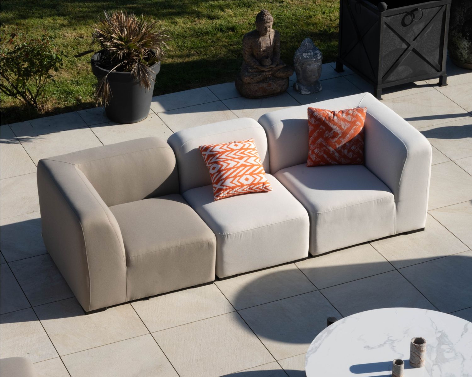 Module d'angle en tissu beige pour canapé d'extérieur modulaire design organique "Miroly Bay"
