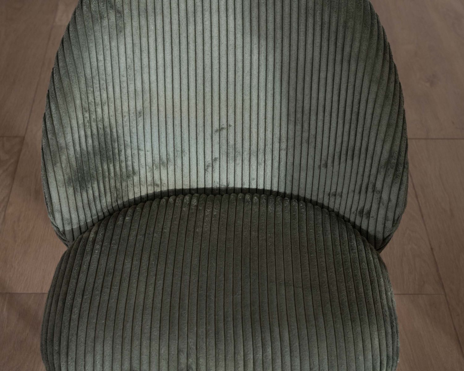 Lot de 4 chaises de repas en velours vert sauge foncé "Bellot" esprit vintage