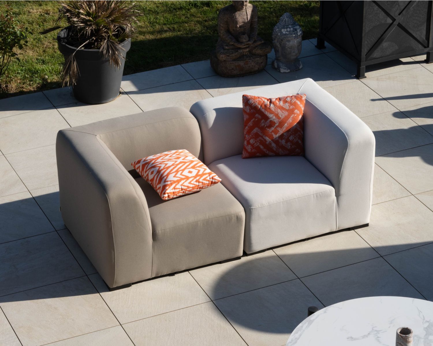 Elément d'assise pour canapé d'extérieur modulaire en tissu taupe "Miroly Bay" design organique