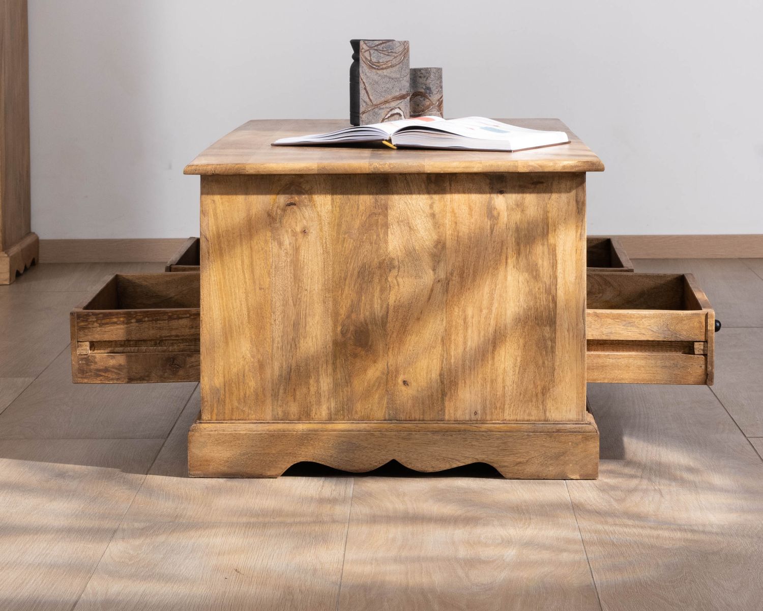 Table de salon style classique en manguier "Sarah"