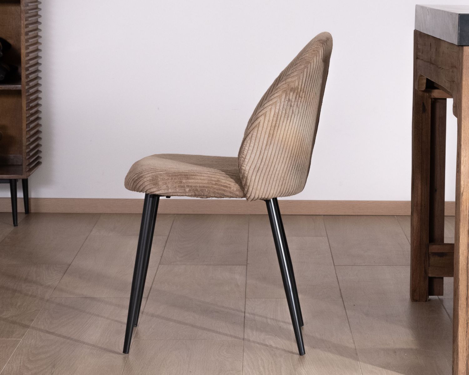 Lot de 4 chaises de repas en velours côtelé taupe esprit vintage "Bellot" 