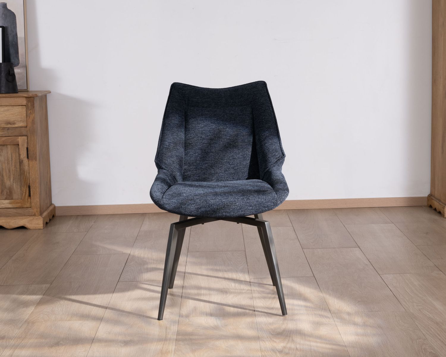 Lot de 2 chaises de repas style vintage en tissu bleu foncé et pieds métal design "Niko"