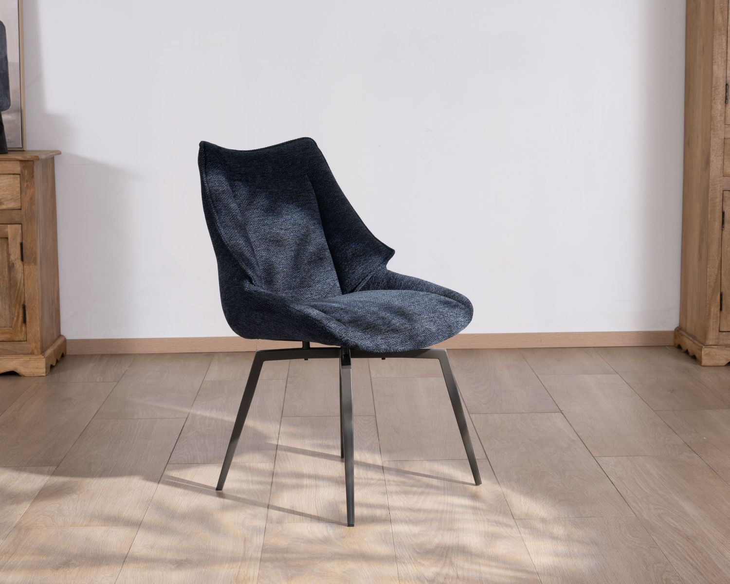 Lot de 2 chaises de repas style vintage en tissu bleu foncé et pieds métal design "Niko"