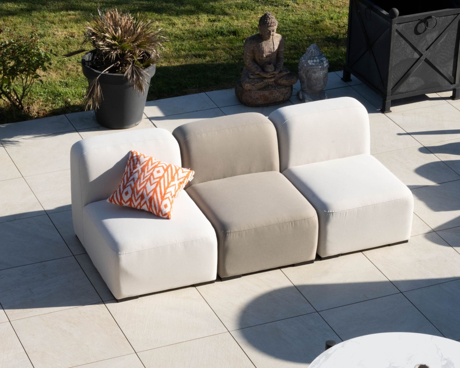 Elément d'assise pour canapé d'extérieur modulaire en tissu blanc "Miroly Bay" design organique