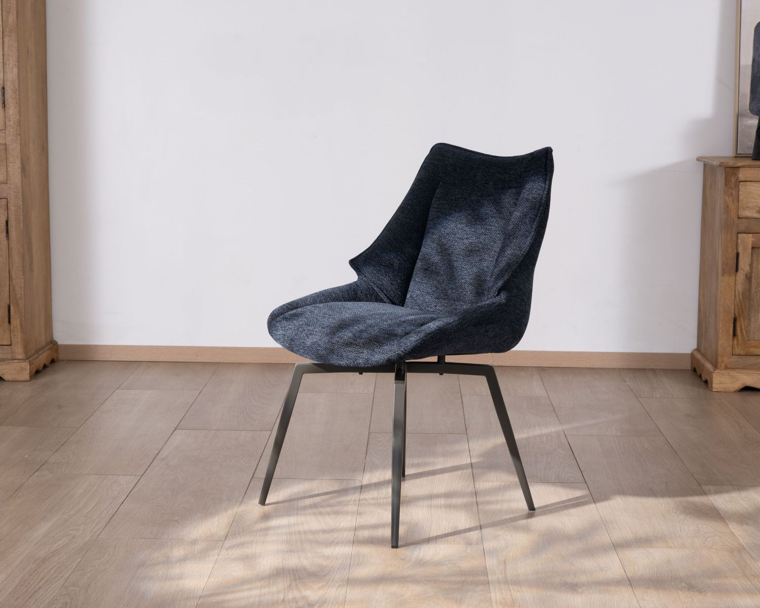 Lot de 2 chaises de repas style vintage en tissu bleu foncé et pieds métal design "Niko"