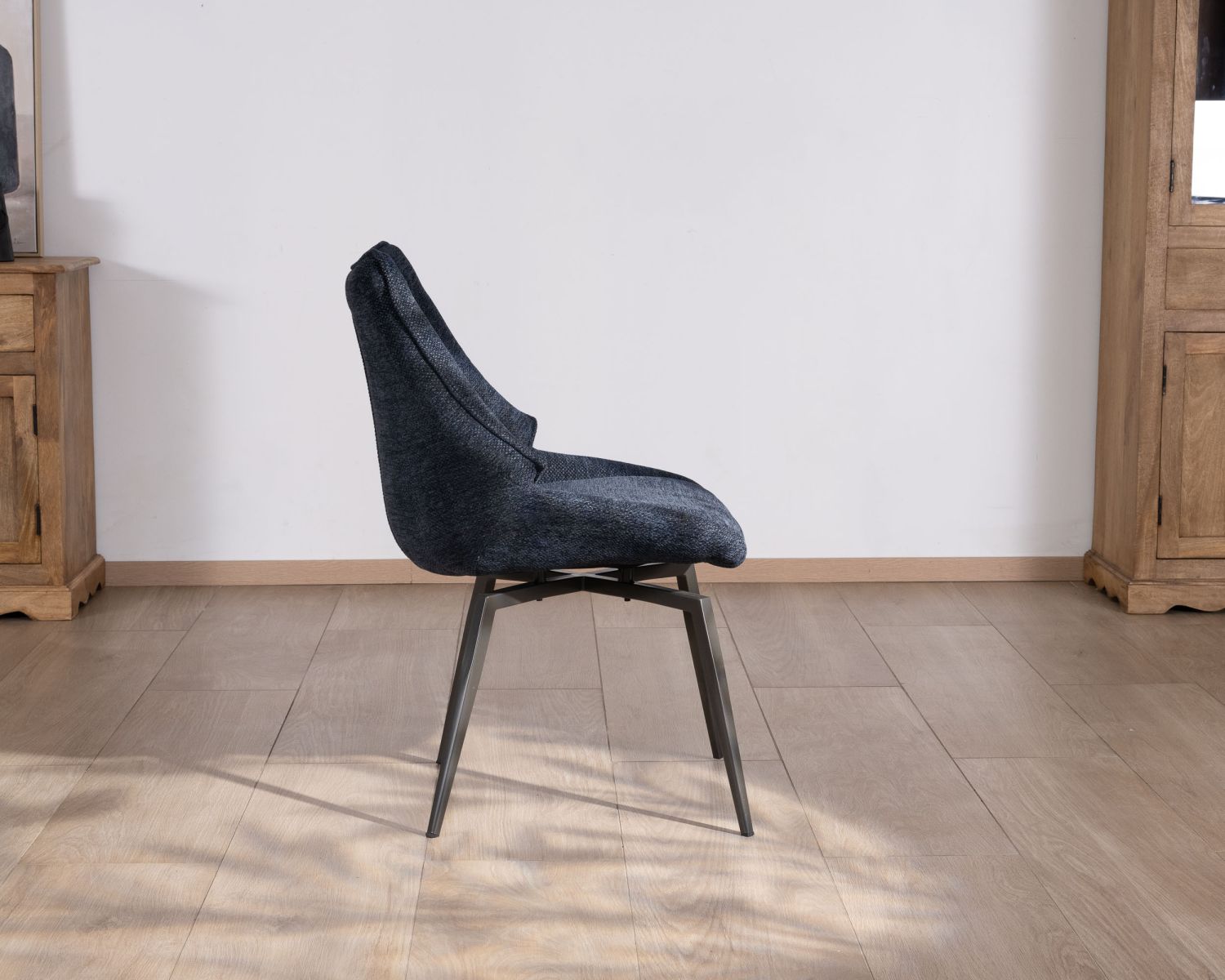 Lot de 2 chaises de repas style vintage en tissu bleu foncé et pieds métal design "Niko"