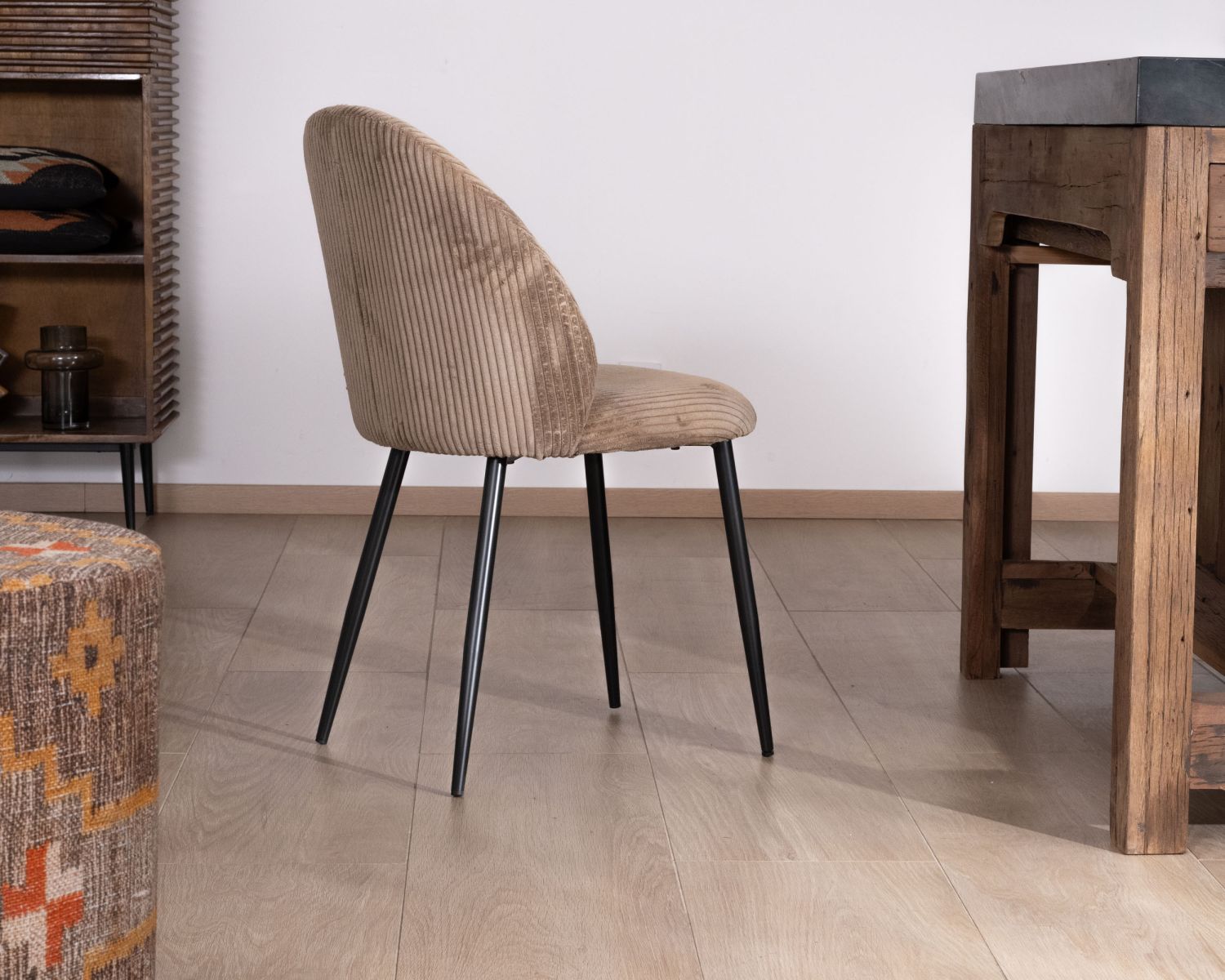 Lot de 4 chaises de repas en velours côtelé taupe esprit vintage "Bellot" 