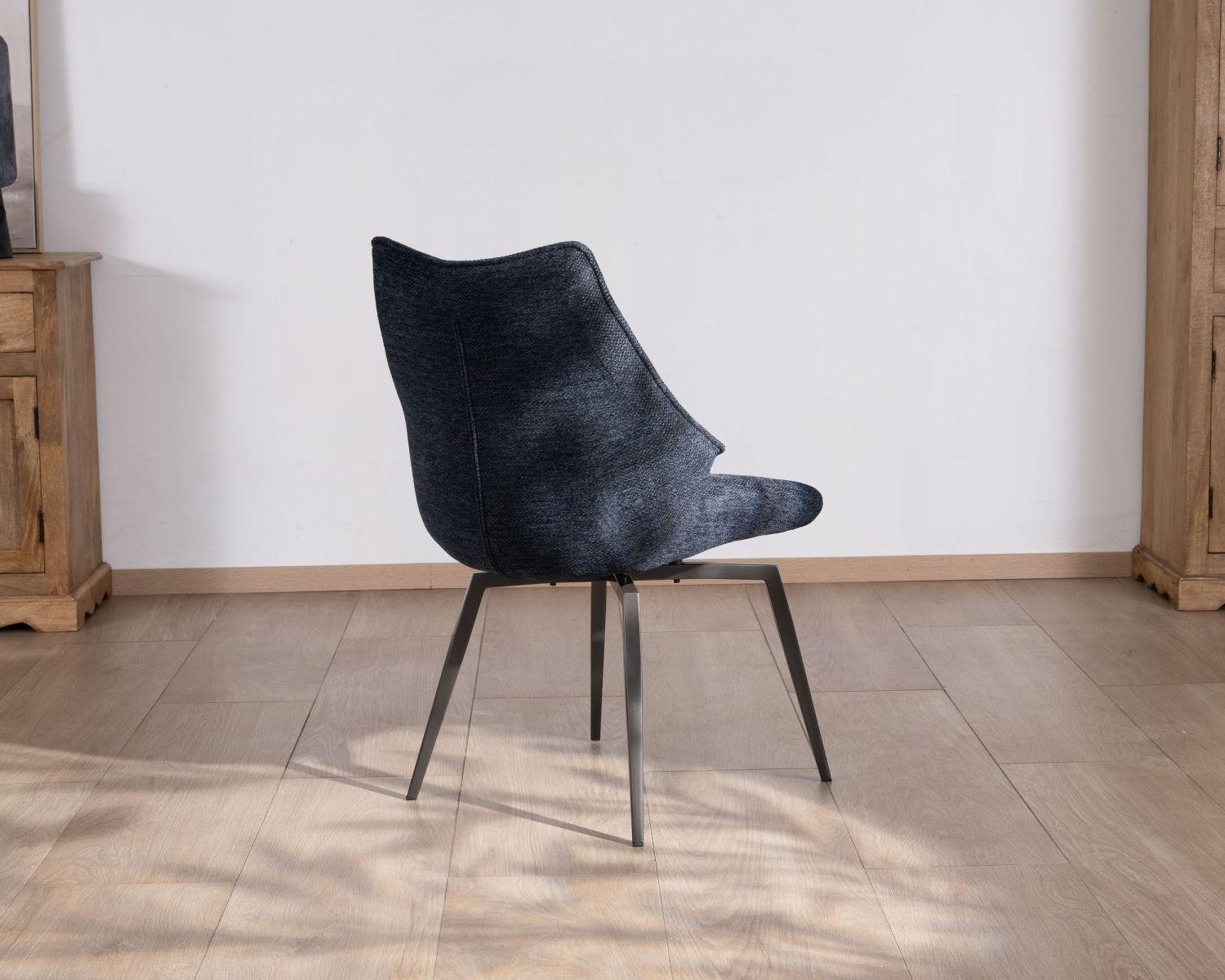 Lot de 2 chaises de repas style vintage en tissu bleu foncé et pieds métal design "Niko"