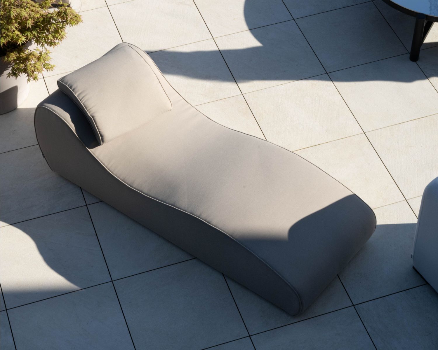 Bain de soleil en tissu spécial outdoor design organique "Miroly bay" coloris taupe