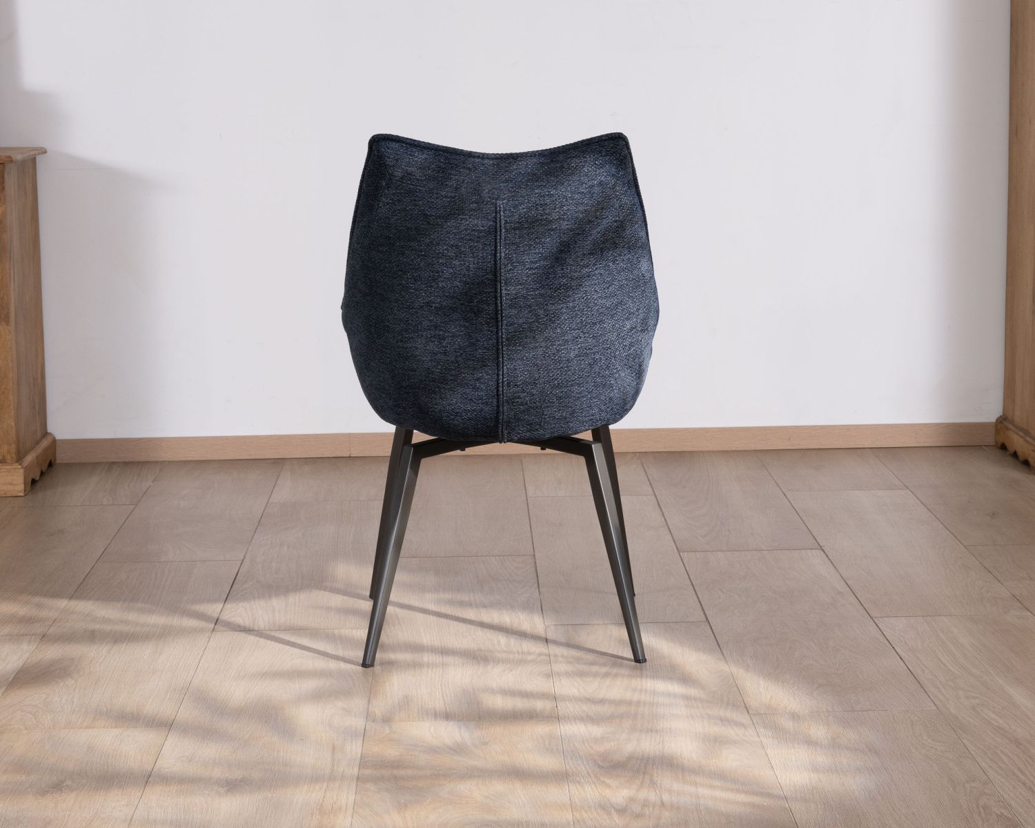 Lot de 2 chaises de repas style vintage en tissu bleu foncé et pieds métal design "Niko"